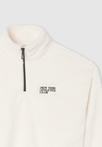 Pullover bianco in fleece con mezza cerniera nera e "New York Athletics Club" ricamato sul lato sinistro del petto.