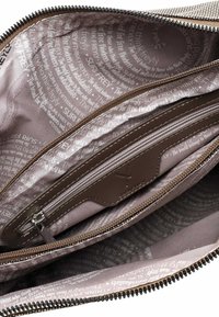 Borsa a zip marrone con esterno intrecciato, dotata di un rivestimento interno chiaro e decorato e di scomparti multipli, incluso un taschino con zip.