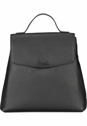 Mochila de cuero negro con un acabado texturizado, que cuenta con un cierre de solapa, asa superior y diseño minimalista.