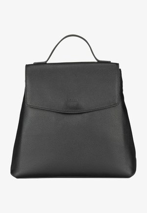 Sac à dos en cuir noir avec une finition texturée, doté d'une fermeture à rabat, d'une poignée supérieure et d'un design minimaliste.