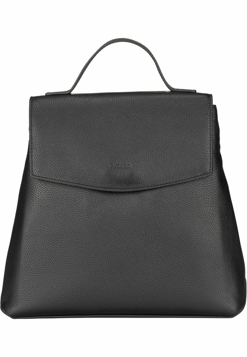 Zaino in pelle nera con finitura texturizzata, dotato di chiusura a pattina, manico superiore e design minimalista.