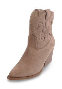 Bottine en daim fauve avec bout pointu, design embossé complexe et talon empilé. Comprend une fermeture éclair latérale pour un enfilage facile.