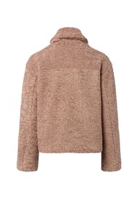 Tylny widok jasnobrązowej, długosleeowej kurtki z pluszowym wykończeniem i kołnierzykiem, przedstawionej na białym tle.