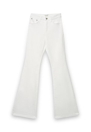 Białe spodnie dżinsowe z wysokim stanem, zapinane na guzik i zamek błyskawiczny, z kieszeniami z przodu i z tyłu oraz rozszerzanymi nogawkami.