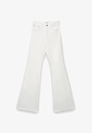 Białe spodnie dżinsowe z wysokim stanem, zapinane na guzik i zamek błyskawiczny, z kieszeniami z przodu i z tyłu oraz rozszerzanymi nogawkami.