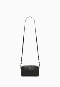 Mustast nahast ristkorpus-kott ristkülikukujuline, millel on tõmblukuga kinnis ja reguleeritava pikkusega rihm. Nähtavad on hõbedased metalldetailid.