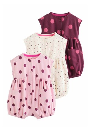 Drei ärmellose Babystrampler mit Knöpfen an der Vorderseite, Taschen und elastischen Beinöffnungen; Farben sind Rosa, Creme und Burgunder mit Tupfen.