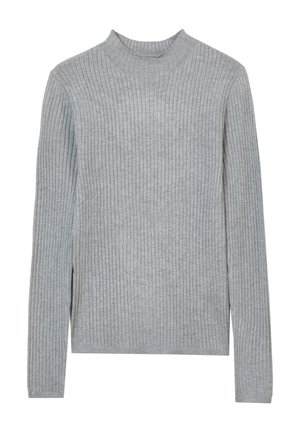 Pull en tricot gris avec une texture côtelée, un col haut et des manches longues. Le tissu semble doux et léger, idéal pour superposer.