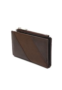 Smeđi kožni novčanik s trokutastim dizajnom, s patentnim zatvaračem na vrhu i teksturiranom finishu. Kompaktan i svestran.