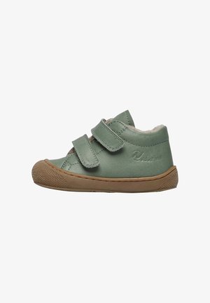 Scarpa verde in pelle con due strappi in velcro, suola in gomma color beige, punta arrotondata e fodera morbida. Punta in gomma testurizzata per maggiore durata.