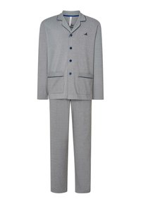 Conjunto de pijama gris con cuello de muesca, cierre frontal de botones y dos bolsillos delanteros. Un ribete azul marino acentúa el cuello y los bolsillos.