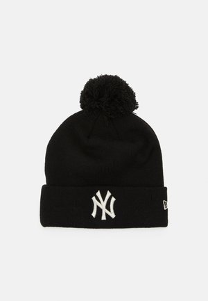 Schwarze Strickmütze mit einem Pompon oben, mit einem weißen bestickten New York Yankees-Logo auf der Vorderseite. Weiche Textur, umgeschlagener Saum.