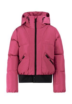 Meisje met zwarte oorwarmers, roze pufferjas, zwarte broek met sterrenpatroon, zwarte handschoenen en een zwarte schoudertas met sterrenpatroon, staand tegen een effen achtergrond.