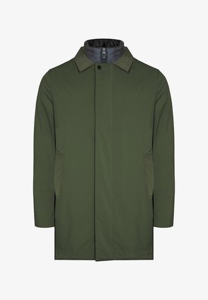 Cappotto esterno verde oliva, caratterizzato da un colletto alto, chiusura frontale con bottoni, tasche laterali e una texture liscia. Fodera interna in grigio scuro.