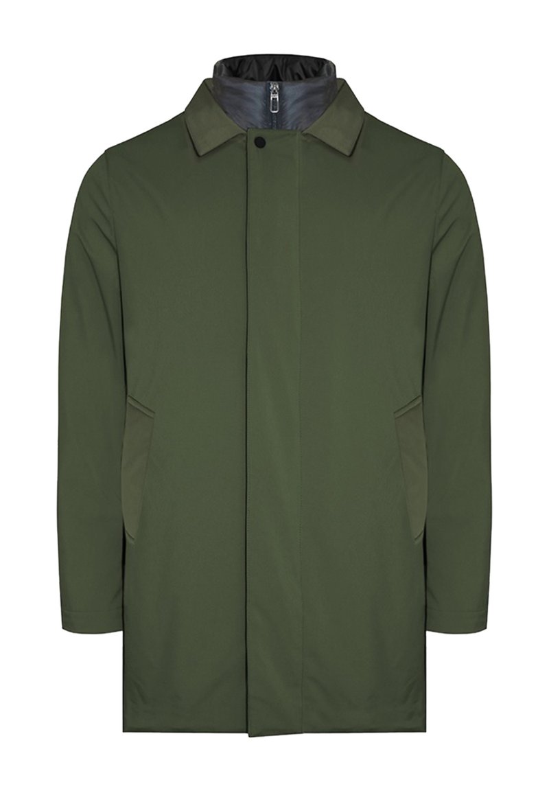 Cappotto esterno verde oliva, caratterizzato da un colletto alto, chiusura frontale con bottoni, tasche laterali e una texture liscia. Fodera interna in grigio scuro.