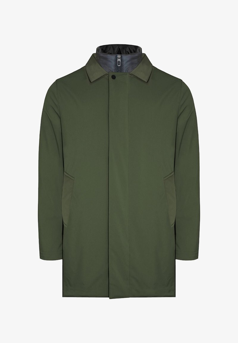 Cappotto esterno verde oliva, caratterizzato da un colletto alto, chiusura frontale con bottoni, tasche laterali e una texture liscia. Fodera interna in grigio scuro.