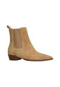 Beige suède enkellaarsjes met een puntige neus, elastische zijpanelen en een lage houten hak, met een gladde textuur en minimale stiksels.