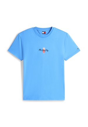 T-shirt bleu à manches courtes avec le texte "New York City" et un petit motif en rouge et blanc centré sur la poitrine, doté d'un col rond.
