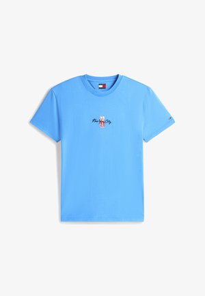 Sininen lyhythihainen T-paita, jossa on "New York City" -teksti ja pieni punavalkoinen kuva rinnan keskellä, pyöreällä pääntiellä.