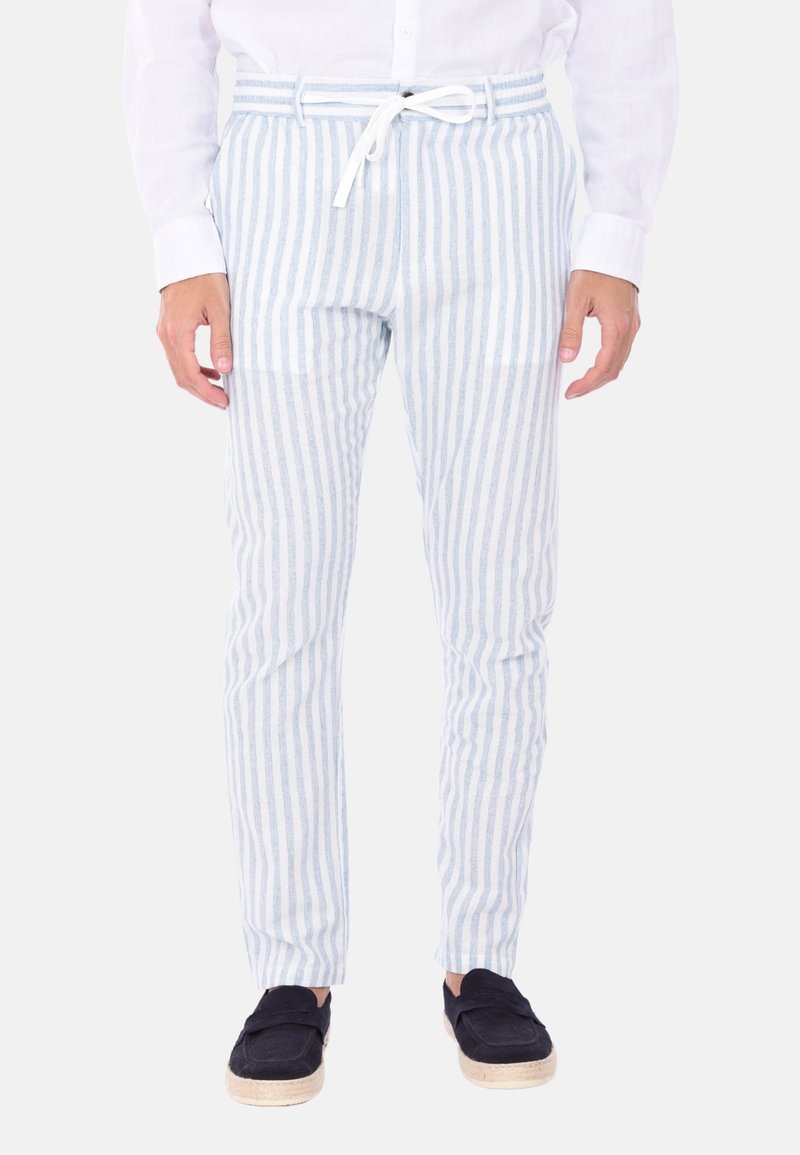 Pantaloni a righe blu chiaro e bianchi con vita elastica, cordoncino regolabile e gambe affusolate, realizzati in un tessuto leggero.