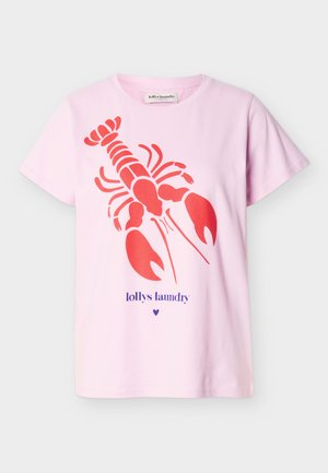 Ροζ κοντομάνικη μπλούζα με μεγάλο κόκκινο σχέδιο αστακού και μοβ κείμενο «lollys laundry» και καρδιά κάτω από τον αστακό.
