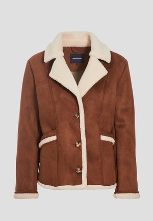 Veste en daim marron avec col, poignets et bordure en shearling blanc, dotée de trois boutons et deux poches latérales.
