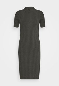 Ribbad, figurnära klänning i mörkgrått med korta ärmar och hög hals. Tygstrukturen är slät och stretchig, vilket framhäver silhuetten.