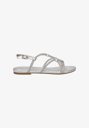 Sandal in metallo argento con multiple cinghie, dotato di chiusura con fibbia e suola piatta. Texture liscia con un sottile dettaglio scintillante.