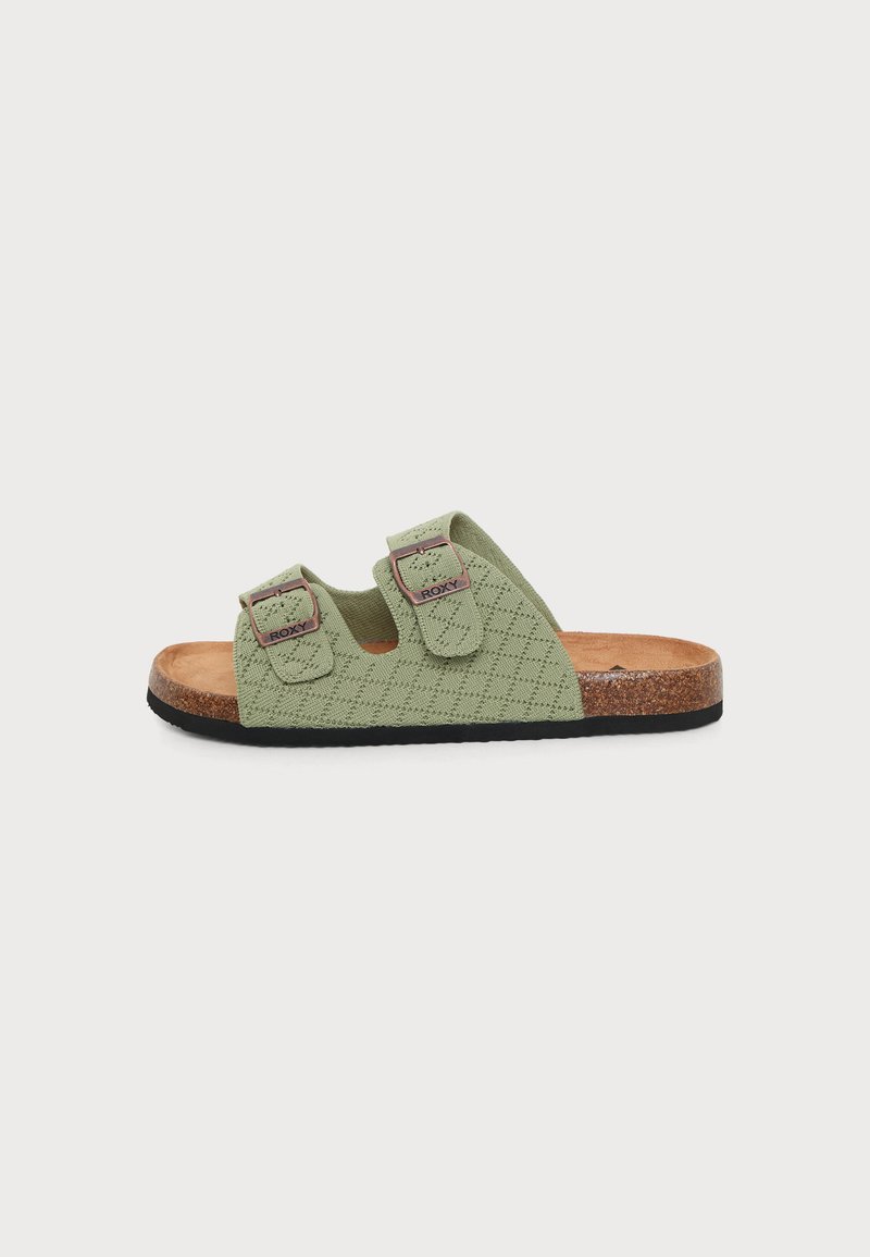 Sandale en tissu vert avec deux brides réglables à boucle et une semelle en liège avec une semelle inférieure noire.