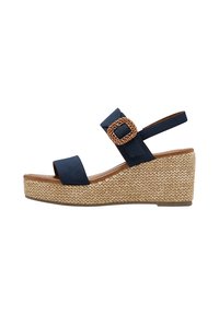 Sandales à talons compensés en daim marine avec une plateforme en jute tressé et un accent en boucle tressée circulaire. Dotées d'une bride de cheville et d'une large bande avant.
