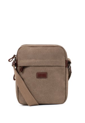 Sac bandoulière en toile marron avec poche zippée à l'avant, sangle ajustable et petite pièce rectangulaire en cuir avec logo centrée devant.