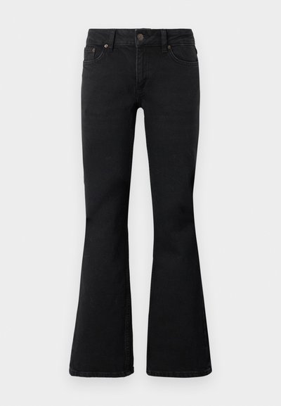 Fekete, magas derekú farmernadrág elülső gomb- és cipzárzárral, két elülső zsebbel és harangszerű, bő szárral, fehér háttérre fektetve.