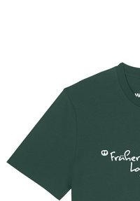 Donkergroene T-shirt met witte Duitse tekst, inclusief aanhalingstekens, dat aan de rechterkant van de voorkant nabij de mouw is weergegeven.