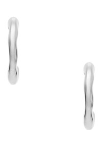 Silvriga örhängen med en flytande, vågig design. Slät textur, blank yta och en minimalistisk form som passar olika stilar.