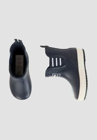 Bottes en caoutchouc marine jusqu'aux chevilles avec panneaux latéraux élastiques, accents à rayures blanches, semelle texturée et un petit talon pour plus de stabilité. Étiquette intérieure visible.