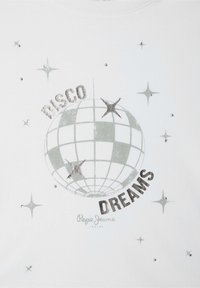 Valge T-särk, millel on halli ja hõbedase värviga diskopalli graafika, koos bold-tähega tekstiga "DISCO DREAMS" ja metallist tähe aktsentidega, mis on laiali puistatud.