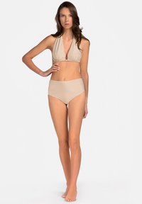 Beżowy dwuczęściowy strój kąpielowy z topem na halsie o marszczonym wzorze oraz wysokim stanem, posiadającym gładką teksturę.