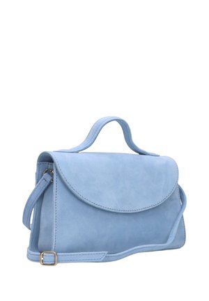Lichtblauwe suède handtas met klepsluiting, korte bovenhandgreep en verstelbare schouderriem met gouden gesp.