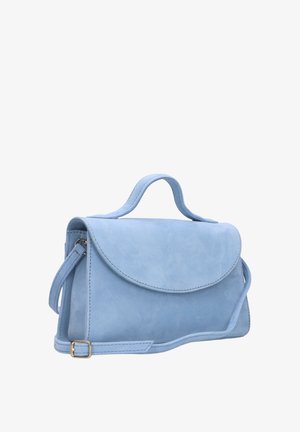 Sac à main en daim bleu clair avec fermeture à rabat, courte anse supérieure et bandoulière réglable avec boucle dorée.