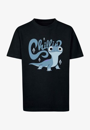 Melnas kokvilnas t-krekls ar gaiši zilu multfilmu ķirzaku ar lielām acīm un virs tās rakstītu tekstu "Chillin'" rotaļīgā fontā.