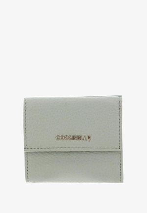 Portefeuille en cuir gris clair texturé avec un rabat et le logo argenté "COCCINELLE" centré sur le devant.