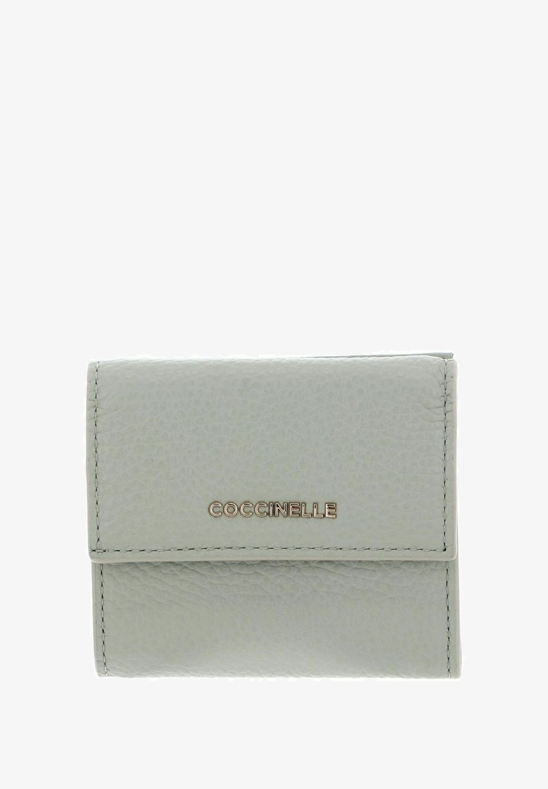 Portefeuille en cuir gris clair texturé avec un rabat et le logo argenté "COCCINELLE" centré sur le devant.