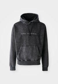 Pilkas džemperis su tekstūriniu paviršiumi, turintis kengūrų tipo kišenę, gofruotus rankogalius ir apatinę dalį, bei "ALPHA INDUSTRIES" logotipą baltos spalvos priekyje.
