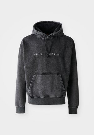 Grijze hoodie met een gestructureerde afwerking, voorzien van een kangoeroezak, ribgebreide mouwen en een boord, en het "ALPHA INDUSTRIES" logo in het wit op de voorkant.