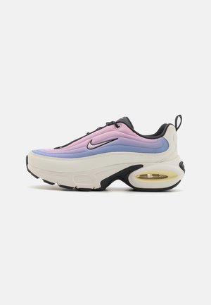 Nike jooksujalatsid, mille ülemine osa on roosa ja sinise gradient, valge vaheosa ja kollane nähtav õhuüksus. Mustad aktsendid on ka olemas.