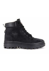 Stivale alla caviglia nero in suede e pelle, caratterizzato da una finitura texturizzata, lacci tondi e una suola robusta con treads pronunciati.