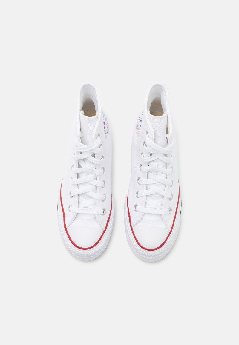 Zapatillas altas blancas de lona, con punta redonda, acentos de goma roja en contraste y un diseño clásico de cordones.