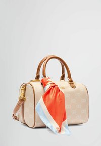 Borsa a mano in pelle beige con manici e dettagli marroni. Presenta una superficie decorata e una sciarpa in seta colorata attaccata per decorazione.