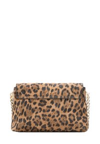 Torebka crossbody w panterkę, wykonana z brązowego zamszu, z klapką i złotym łańcuszkiem. Teksturowana powierzchnia z czarnymi plamkami.