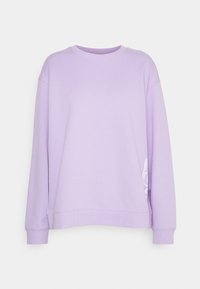 Sudadera de cuello redondo en color lila, con mangas largas y puños y dobladillo acanalados, que presenta un sutil texto gráfico en blanco cerca del lado derecho.